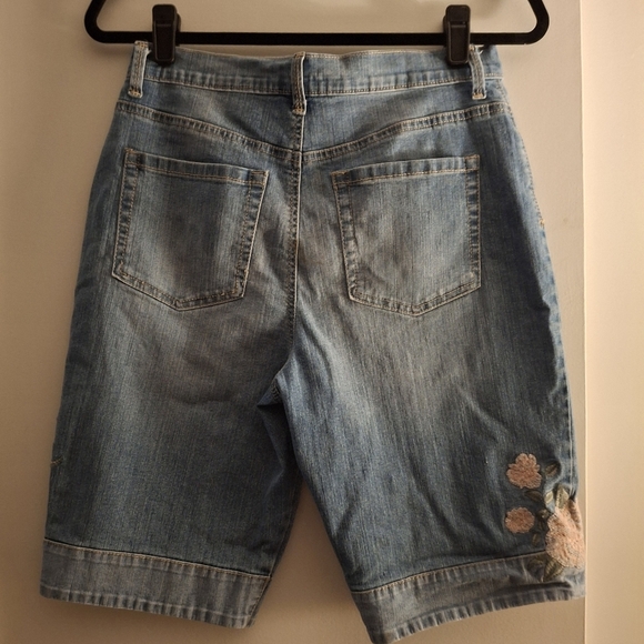 Gloria Vanderbilt Women's Blue Denim Shorts With Floral Embroidery - Picture 4 of 9